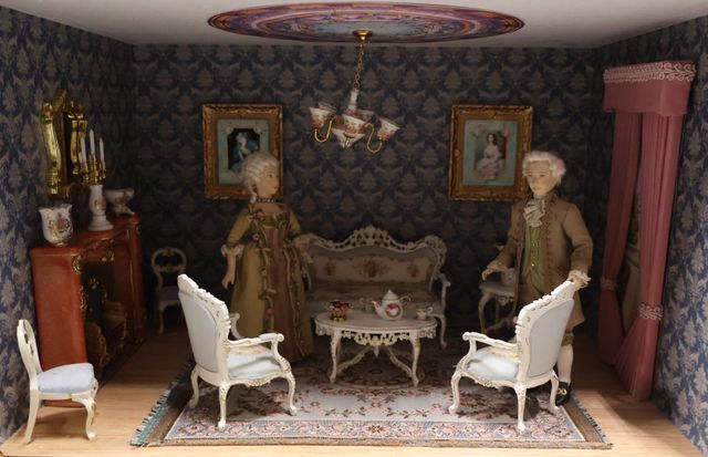 Diorama. Composition miniature, dans une vitrine en bois, vitre e...