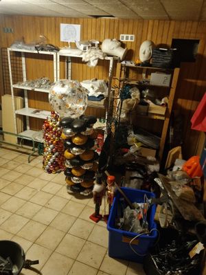 une pièce dont les étagères contiennent beaucoup d'objets