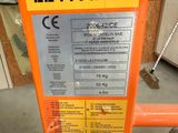 l'arrière d'une grue sur laquelle est accrochée une pancarte portant l'inscription « Leypano »