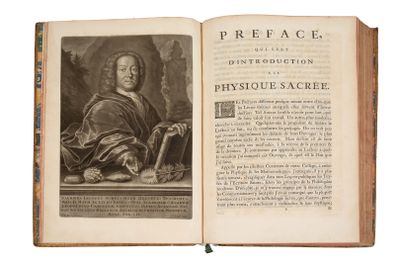 un livre ouvert sur lequel figure l'image d'un homme assis sur un banc