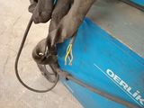 un homme qui travaille sur une machine dans le garage