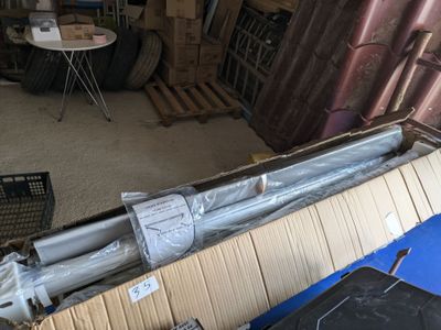 une boîte en carton contenant un certain nombre d'objets
