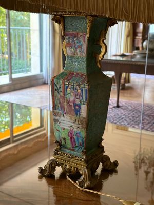 une lampe posée sur une table dans une pièce