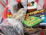 un panier rempli de jouets et de livres posé sur une table