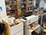 un bureau sur lequel se trouve un ordinateur portable, dans un coin de la pièce