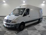 une camionnette blanche garée dans une pièce