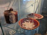 une vitrine en verre remplie de différentes sortes de poteries
