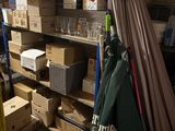 une pièce avec beaucoup de boîtes et de cartons sur les étagères