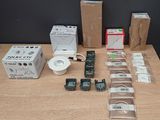 une table sur laquelle sont posés tout un tas d'appareils électroniques
