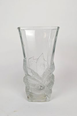 un vase en verre transparent orné d'un motif de feuilles