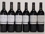 six bouteilles de vin sont alignées sur une table