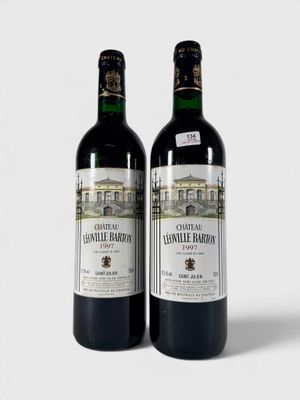 deux bouteilles de vin posées l'une à côté de l'autre sur une surface blanche