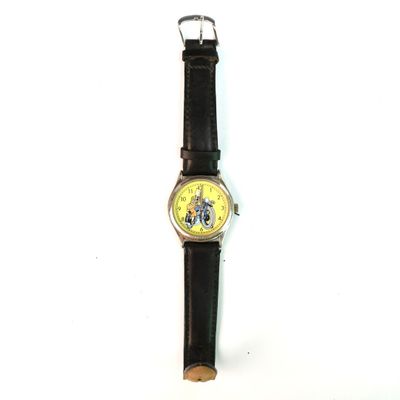 une montre posée sur une surface blanche