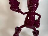 figurine violette de Mickey Mouse tenant un pistolet sur fond blanc