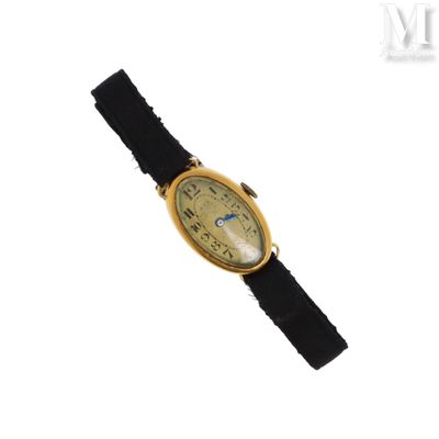une image d'une montre-bracelet sur fond blanc