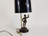 lampe de table en laiton avec un abat-jour noir sur fond blanc