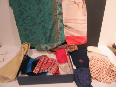 une boîte contenant de nombreux types de vêtements différents