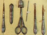 un grand nombre d'outils posés sur une table