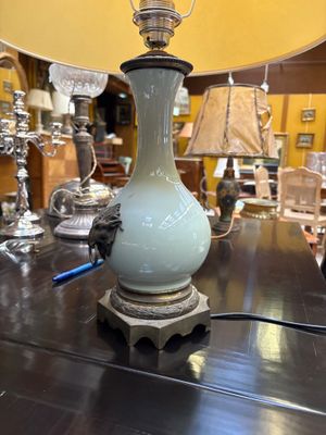 Pied de lampe en porcelaine turquoise, les prises à décor de tête de b