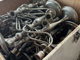une caisse en bois remplie de vieilles pièces métalliques