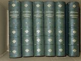 des livres dans une boîte en carton posée sur une étagère dans une pièce