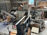 une grande salle remplie d'une multitude de machines de toutes sortes