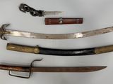 Plusieurs types d'armes sont exposés sur une surface blanche