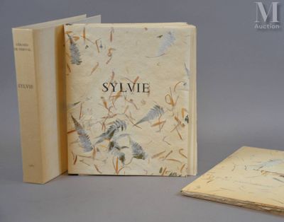 deux livres posés l'un à côté de l'autre sur une table