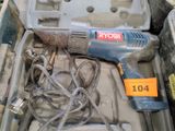 une perceuse filaire dans une boîte contenant d'autres outils