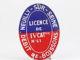 une enseigne rouge, blanche et bleue sur un fond blanc