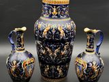 trois vases posés l'un à côté de l'autre sur une table