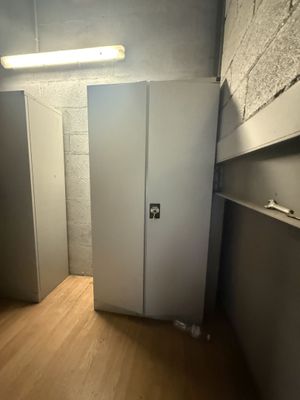 Cinq armoires métalliques ouvrant à deux portes battantes - Photo 1