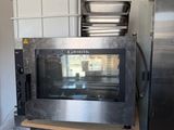 un micro-ondes posé sur un comptoir dans une cuisine
