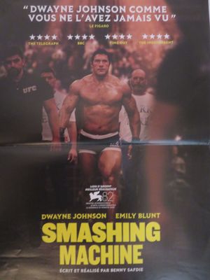 L'affiche du film « Smashing Machine » est accrochée au mur.