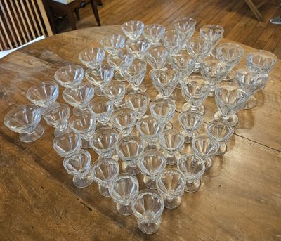 beaucoup de verres vides posés sur une table en bois