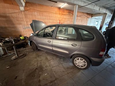 une voiture garée dans un garage dont la porte est ouverte
