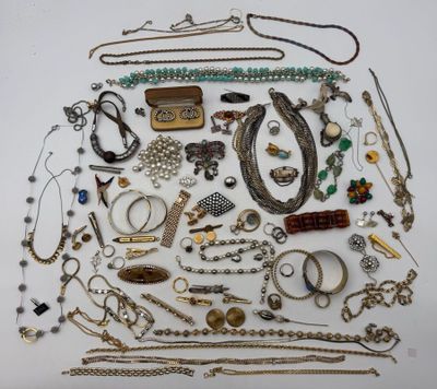 un assortiment de colliers et de bracelets variés, présentés sur un fond blanc