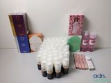 un lot de flacons de lotion posés sur une table