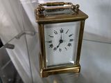 une vitrine contenant une horloge et des figurines