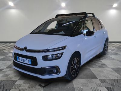 une citrole blanche garee sur un plancher en damier dans un garage