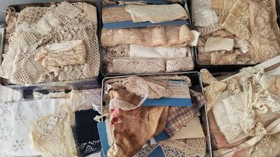 de nombreux vêtements dans une boîte posée sur une table