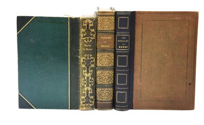 trois livres empilés les uns sur les autres sur une surface blanche