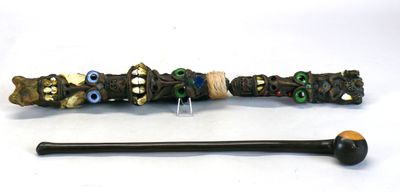 Lot de trois armes : un casse-tête de Tanzanie en bois dur à…