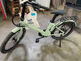 un vélo vert avec un sac à l'arrière
