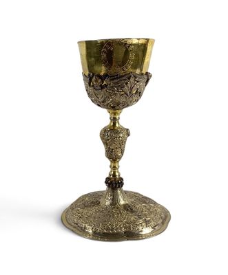 une image représentant une coupe en or posée sur une table