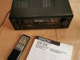 une télécommande à côté d'un amplificateur Denon AVR-3500