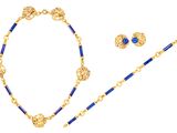 un ensemble composé d'un collier, d'un bracelet et de boucles d'oreilles dorés et bleus