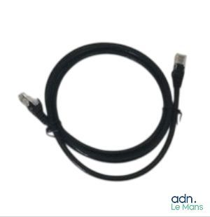 câble avec un cordon noir et un fond blanc sur une surface blanche