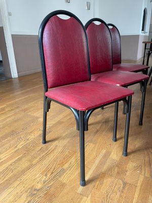 deux chaises rouges placées l'une à côté de l'autre sur un parquet