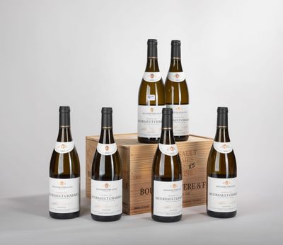 un lot de bouteilles de vin posées sur une caisse en bois